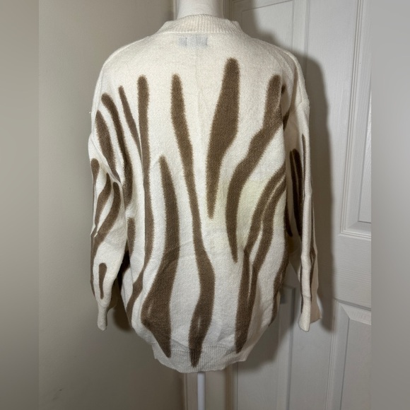 Coco & Carmen sweater. - Picture 2 of 4